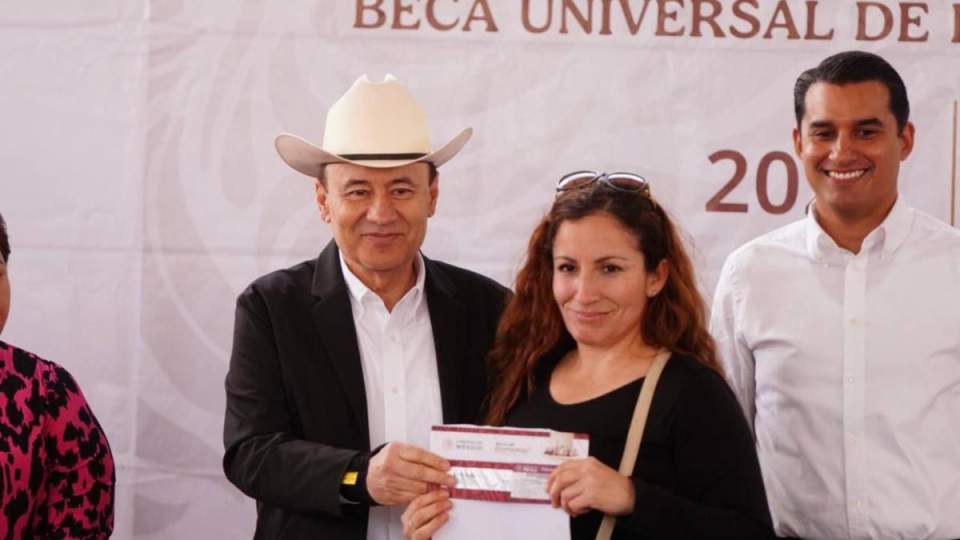 Gobernador Durazo entrega a más de 760 estudiantes de secundaria Beca Universal Rita Cetina