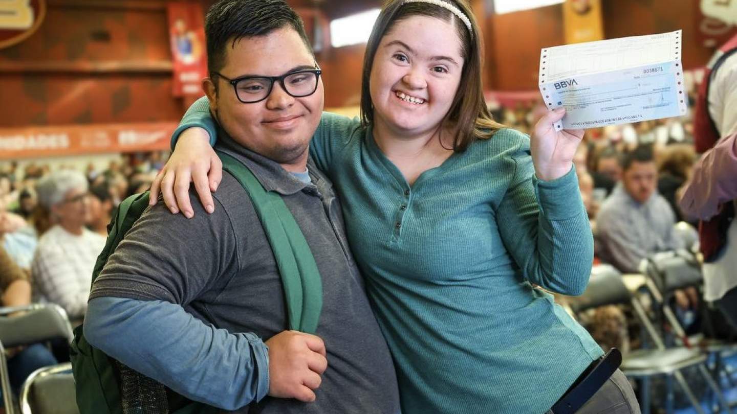 Reconoce Gobierno de Sonora a Carín León como exalumno distinguido de la secundaria General No. 4: SEC