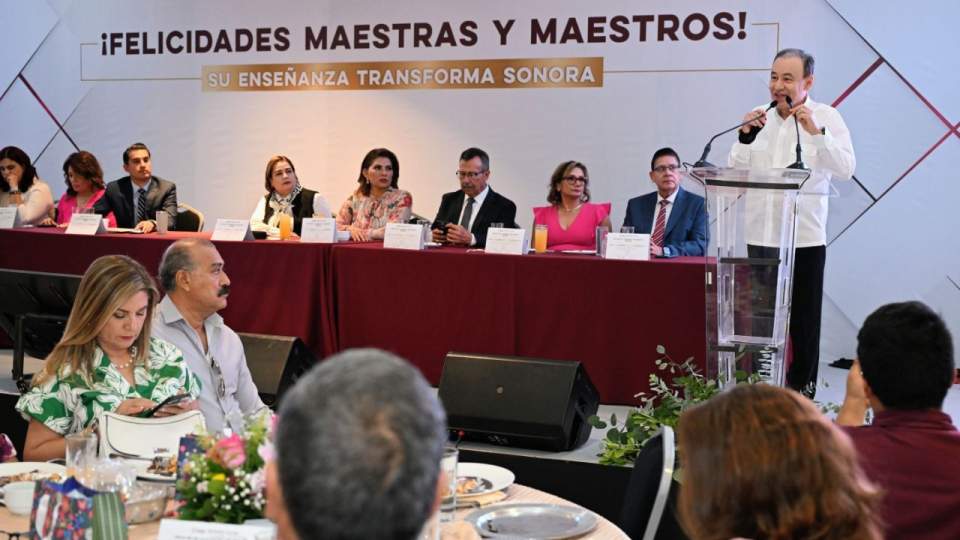 Gobernador Durazo reconoce vocación transformadora de las maestras y maestros en su día